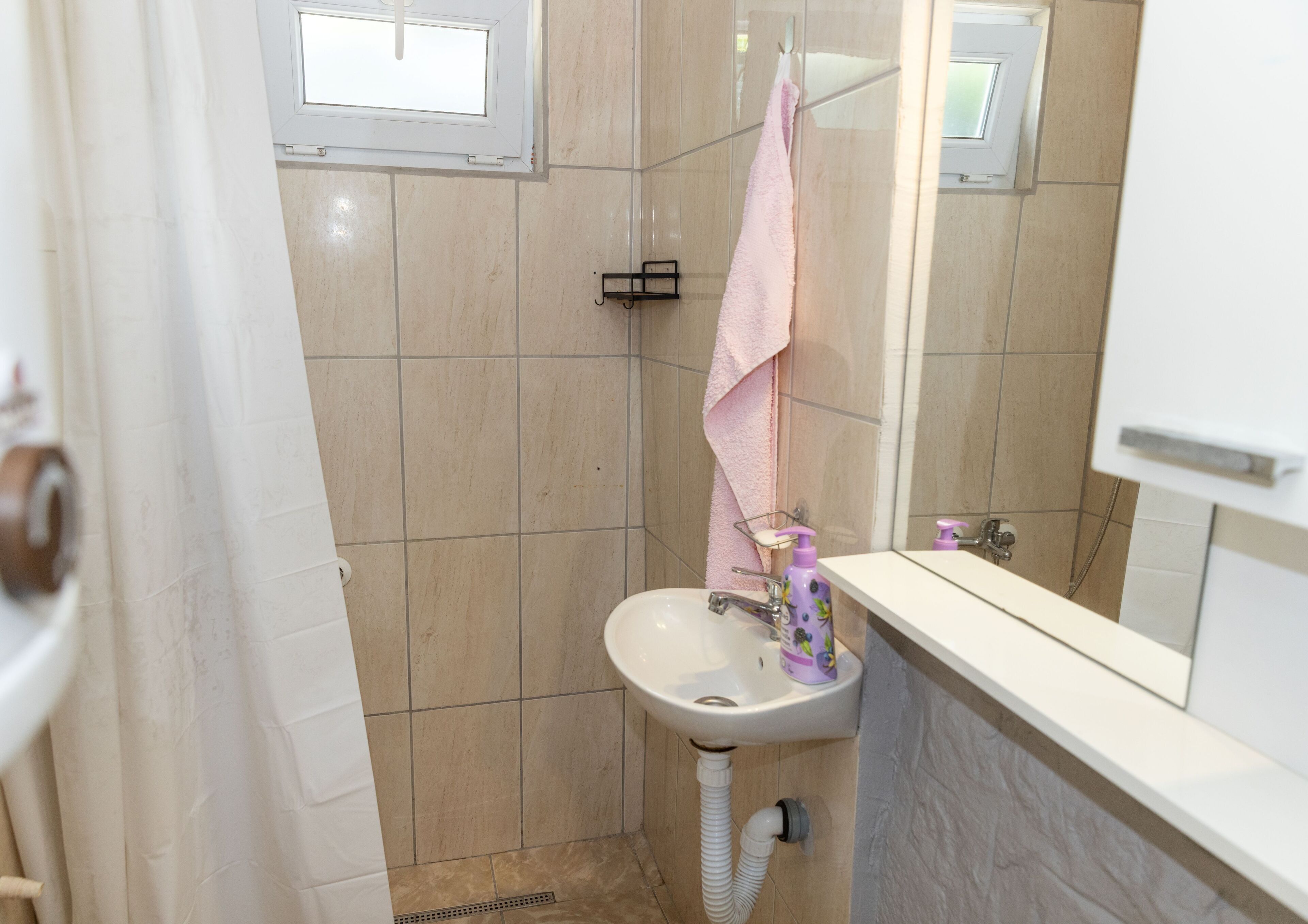 Estudio City | Baño | Ducha, cabezal de ducha tipo lluvia, secador de pelo y toallas