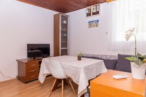 80-cm LCD TV with digital channels -  Apartment On Budget (Split)