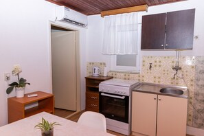 City Studio | Private kitchen | Fridge, microwave, stovetop, electric kettle -  Apartment On Budget (Split)
