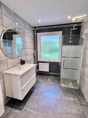 Amenidades de baño gratuitas, toallas, papel de baño 