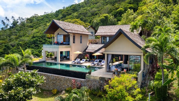 Une villa moderne dotée d’une piscine, de plusieurs chambres et d’un jardin luxuriant.