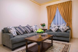 Deluxe Apartment | Living area | 40-inch flat-screen TV with satellite channels - Sara Furnished Apartments (Al Khobar)