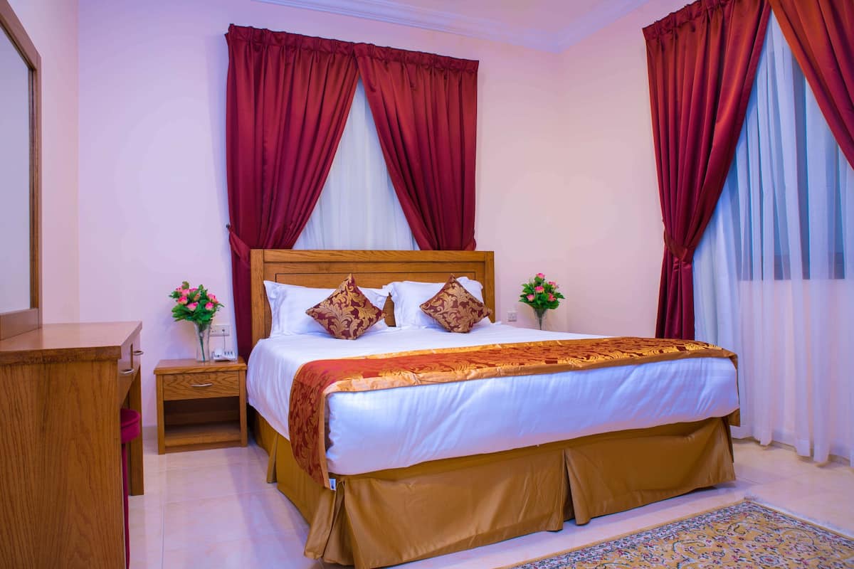 1 bedroom, Egyptian cotton sheets, premium bedding, down comforters