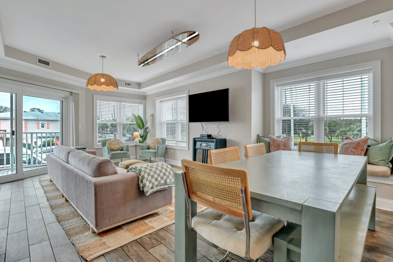 Una cocina moderna con comedor, ventanas amplias y un televisor de pantalla plana.
