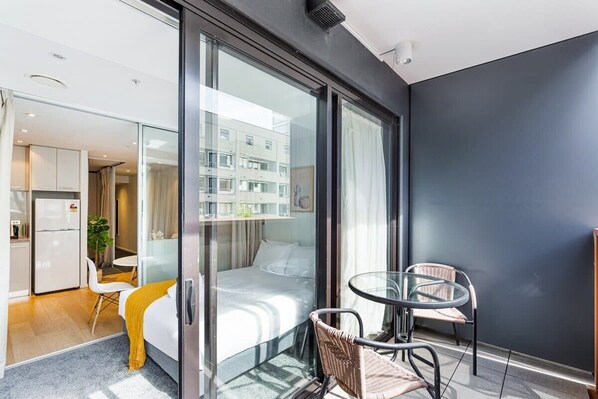 2 soverom, skrivebord, strykejern/-brett og wi-fi