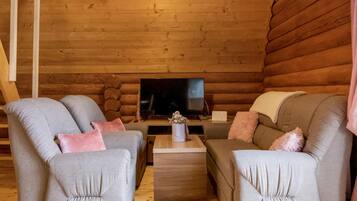 Una Smart TV, una chimenea, un futbolín, una mesa de tenis de mesa