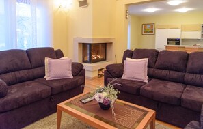 Una Smart TV, una chimenea, un futbolín, una mesa de tenis de mesa