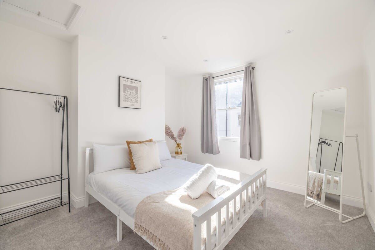 2 bedrooms, iron/ironing board, WiFi