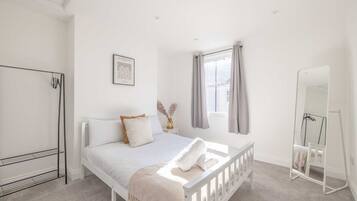 2 bedrooms, iron/ironing board, WiFi