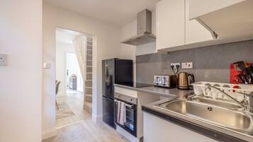 Oven, stovetop, toaster, cookware/dishes/utensils