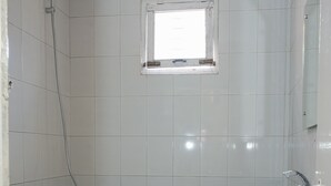 A bathroom with a bathtub, a sink, and a toilet. - Lakers Bed and Breakfast (Pokhara)