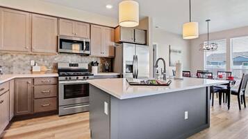 Een koelkast, een magnetron, een oven, een kookplaat