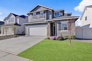 Exterior - 4 Bedroom Home with Full Office Space and Hot tub! (Meridian)