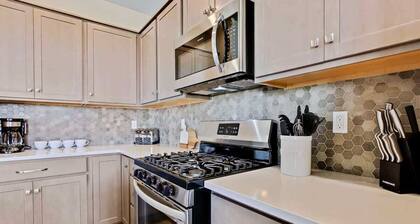 4 Bedroom Home with Full Office Space and Hot tub!