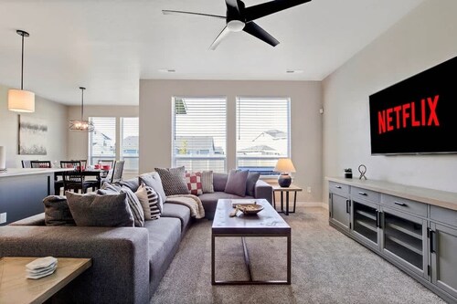 4 Bedroom Home with Full Office Space and Hot tub!