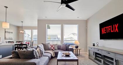 4 Bedroom Home with Full Office Space and Hot tub!