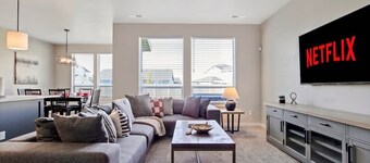 4 Bedroom Home with Full Office Space and Hot tub!