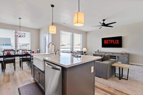 4 Bedroom Home with Full Office Space and Hot tub!