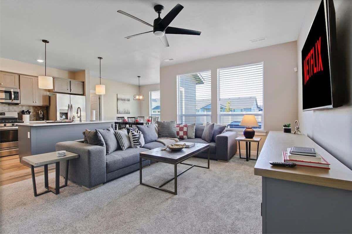 TV, fireplace, offices