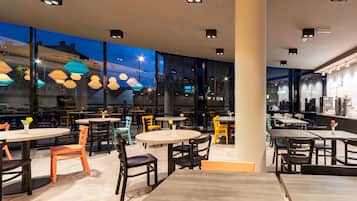 Tägliches Frühstücksbuffet (15 EUR pro Person)