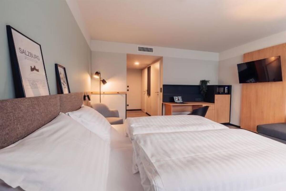 Hypo-allergenic bedding available, WiFi (free), bed sheets