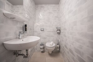 Shower, hair dryer, towels, soap - harry's home Salzburg (Salzburg)