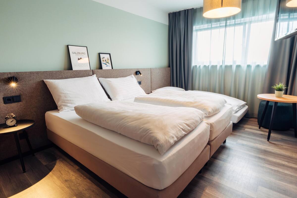 Hypo-allergenic bedding, free WiFi, bed sheets