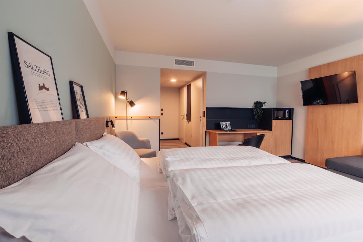 Hypo-allergenic bedding, free WiFi, bed sheets