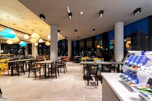 Desayuno buffet diario (EUR 15 por persona)