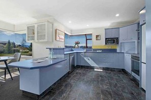 Private kitchen - Mountain Majesty on Orchard (Wanaka)