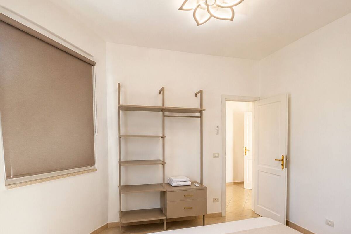 Klassieke driepersoonskamer, gedeeltelijk uitzicht op zee | Italiaanse Frette-lakens, luxe beddengoed, pillowtop-bedden, een minibar