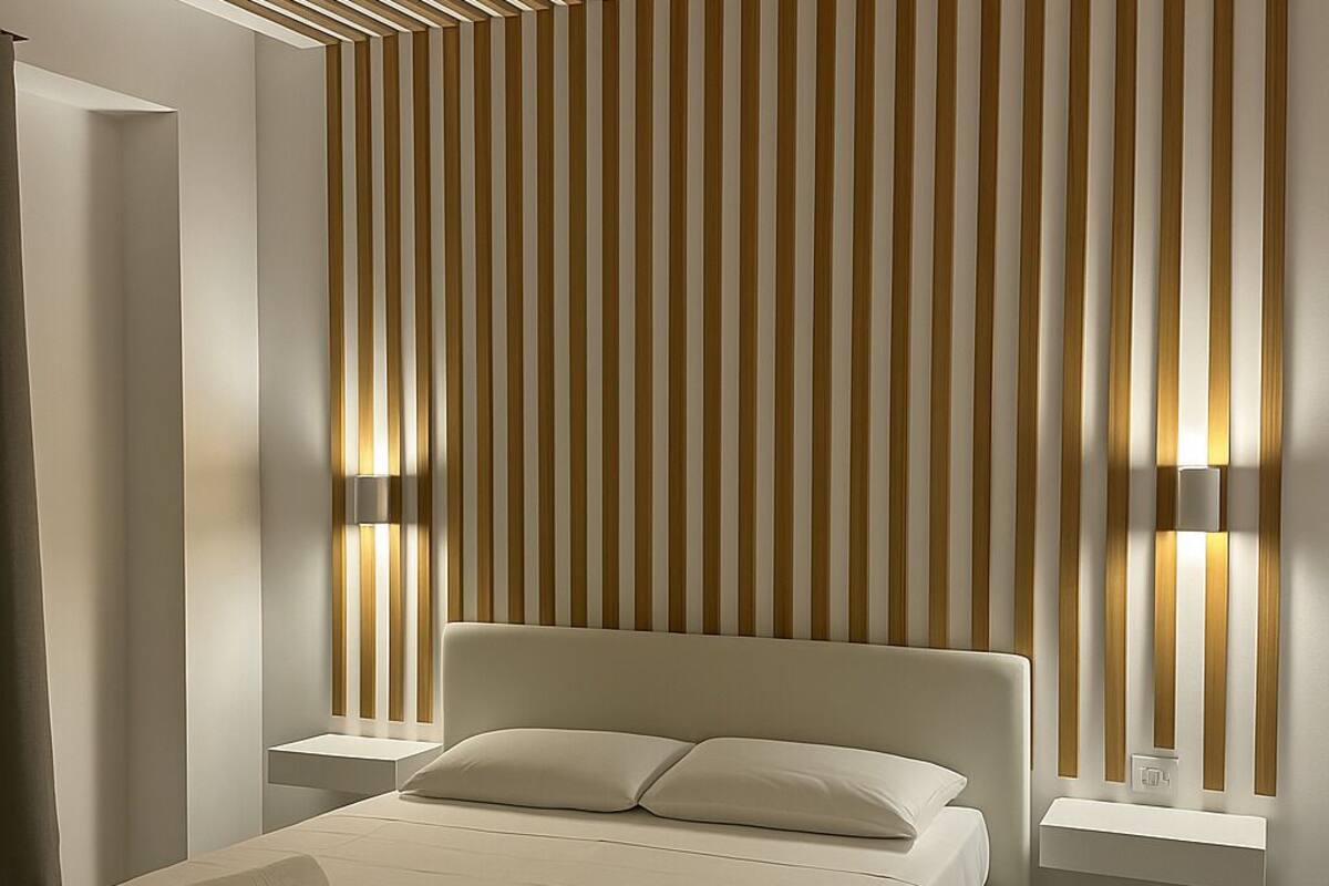 Een moderne slaapkamer met een groot bed, twee nachtkastjes en verticale houten lamellen aan de muur.