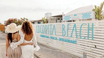 Playa privada, arena blanca, sillas reclinables de playa, sombrillas