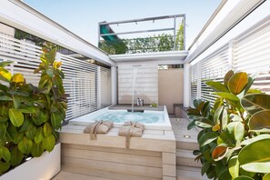 Tina de hidromasaje al aire libre