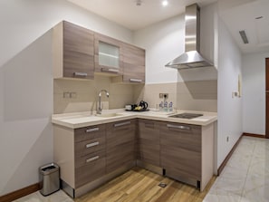 Deluxe Triple Room, Multiple Beds | Private kitchenette | Mini-fridge, stovetop, coffee/tea maker, electric kettle - Jiwar Almasi Hotel (Jeddah)