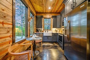 Frigorifero, microonde, forno, piano cottura