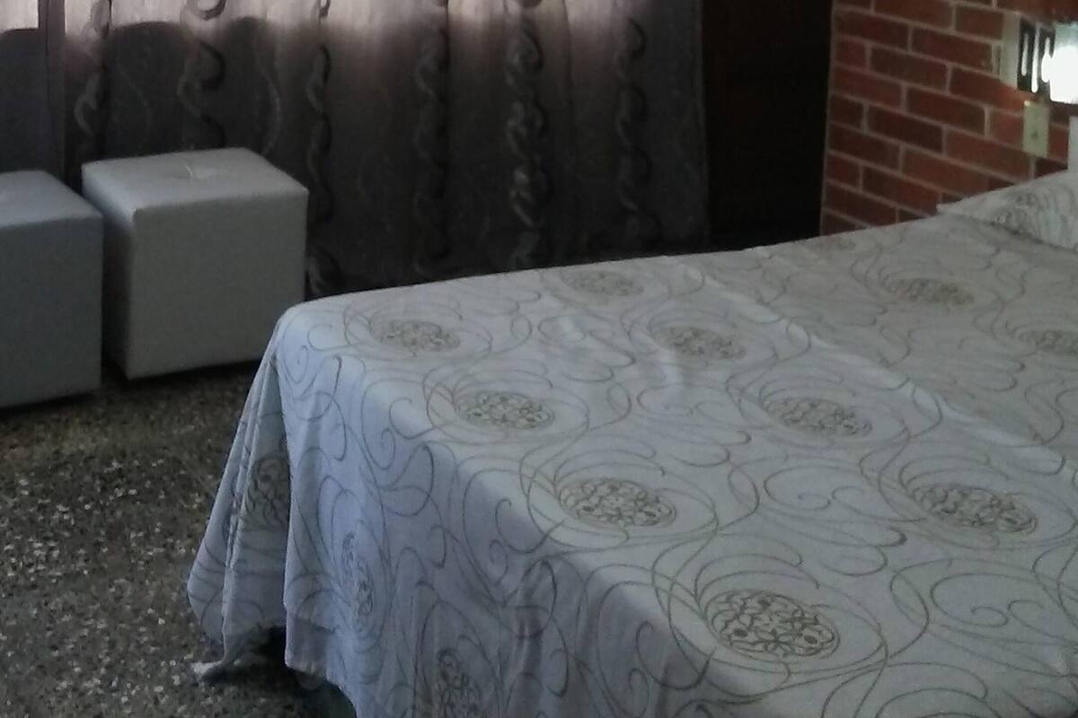 Minibaari, yksilöllisesti sisustettu, yksilöllisesti kalustettu