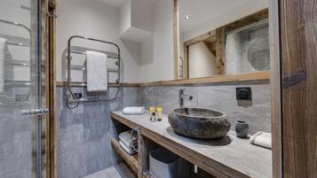 Serviettes fournies, savon, papier toilette