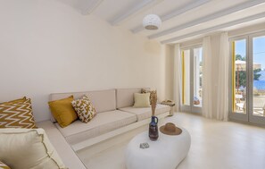 Beachfront Boutique Houses (Yellow) | リビング エリア | 液晶テレビ