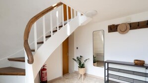 A staircase with wooden handrails and a fire extinguisher on the floor. - Cozy vacation home Zur Alten Burg/Family reunion/Edersee (Vöhl)