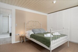 5 dormitorios, cuna de viaje, wifi gratis y ropa de cama
