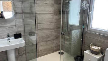 Chalet | Bathroom | Shower, hair dryer