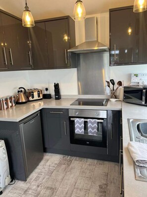 Chalet | Private kitchen | Fridge, microwave, oven, stovetop - Stunning One Bed Modern & Contemporary Chalet (Bridlington)