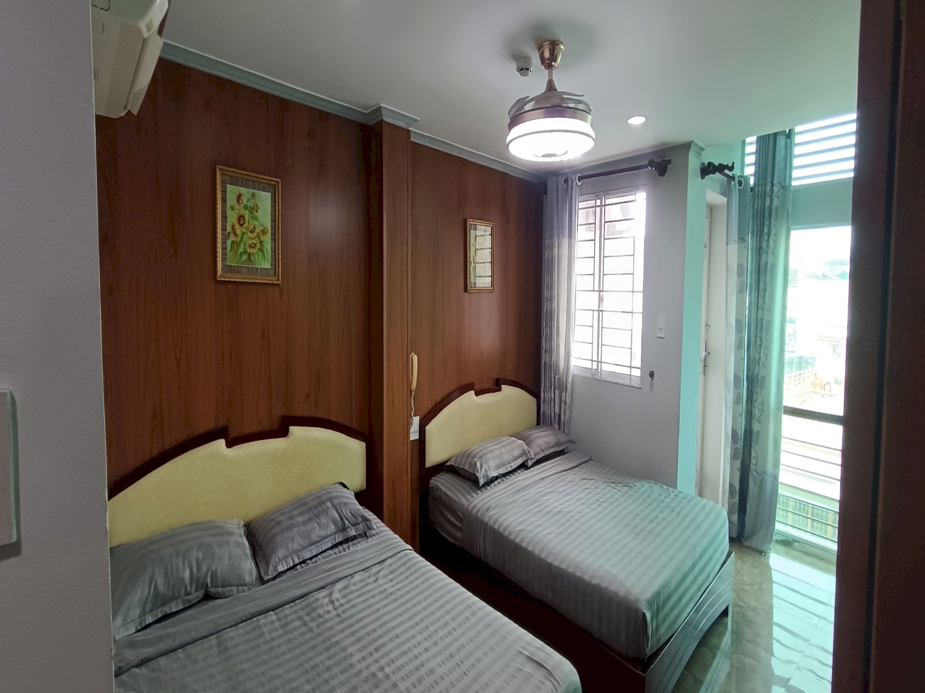 family room | laptop workspace, free wifi, bed sheets