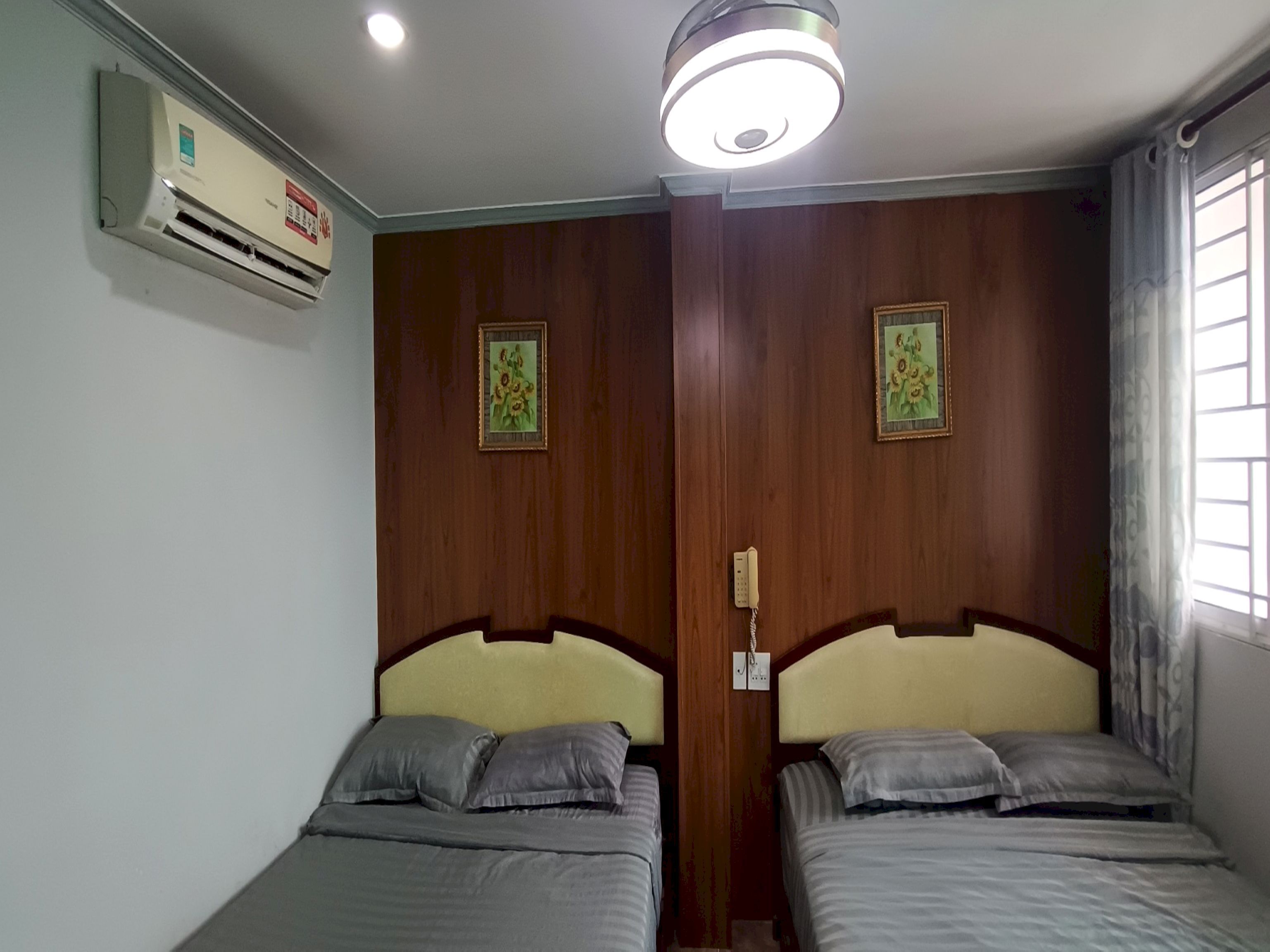 family room | laptop workspace, free wifi, bed sheets