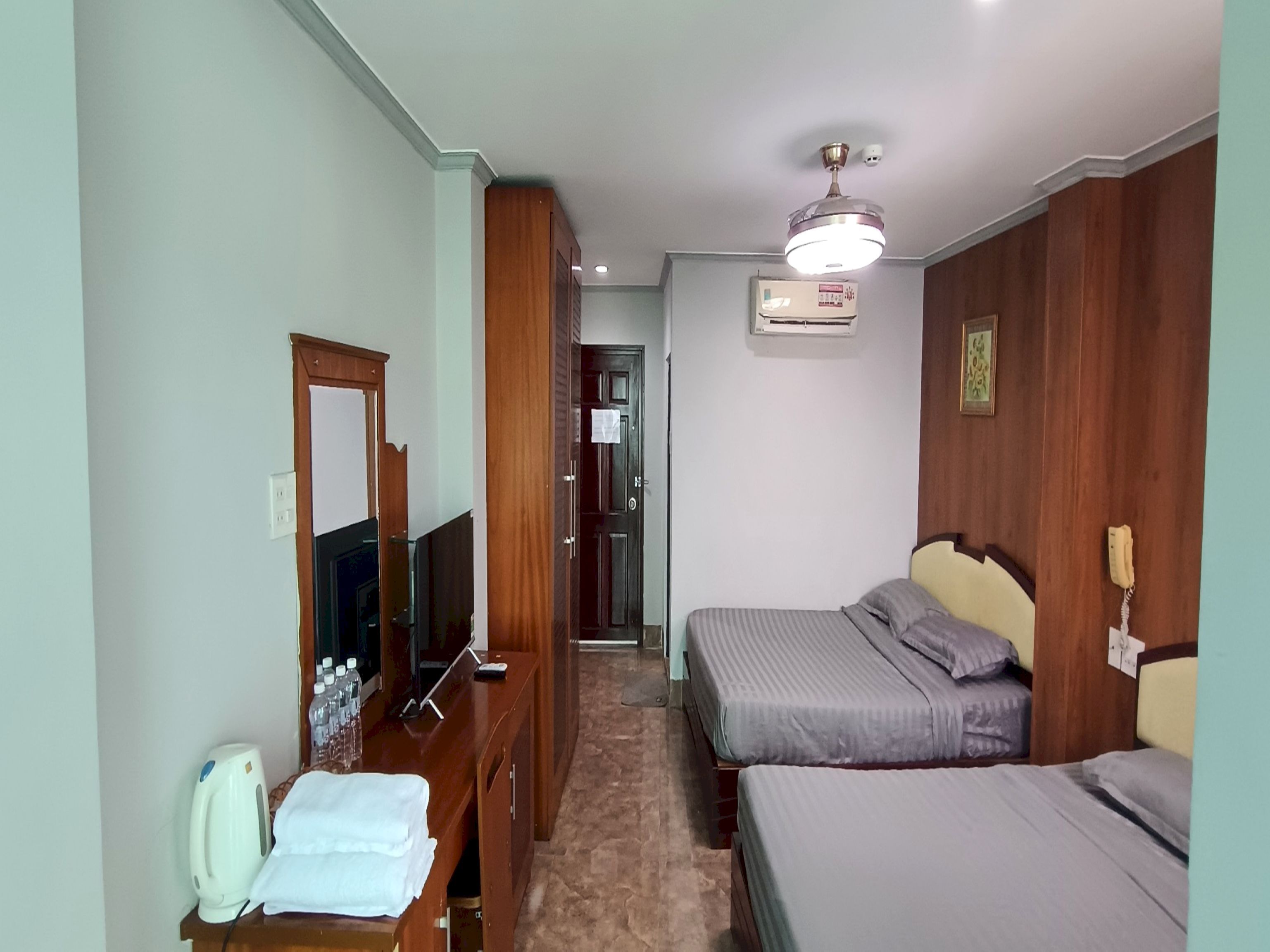 family room | laptop workspace, free wifi, bed sheets