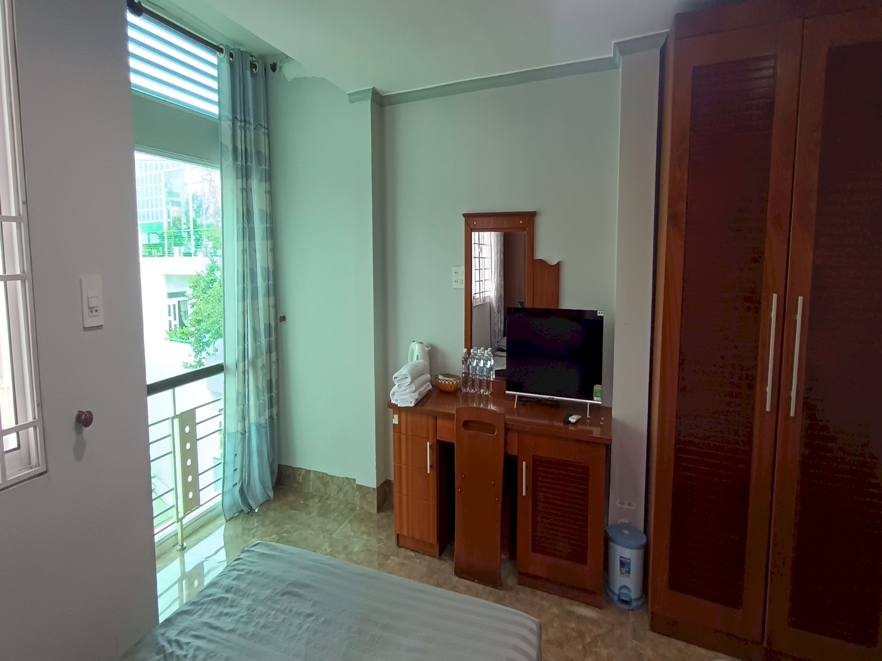 family room | laptop workspace, free wifi, bed sheets