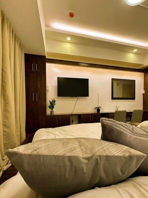 1 bedroom, desk, WiFi, bed sheets - Luxury Condo in Las Pinas, Philippines (Las Piñas)