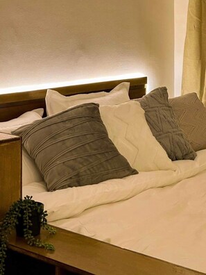 1 bedroom, desk, WiFi, bed sheets - Luxury Condo in Las Pinas, Philippines (Las Piñas)