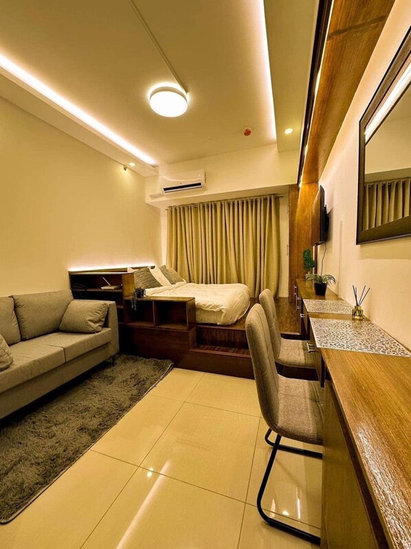 1 bedroom, desk, WiFi, bed sheets - Luxury Condo in Las Pinas, Philippines (Las Piñas)